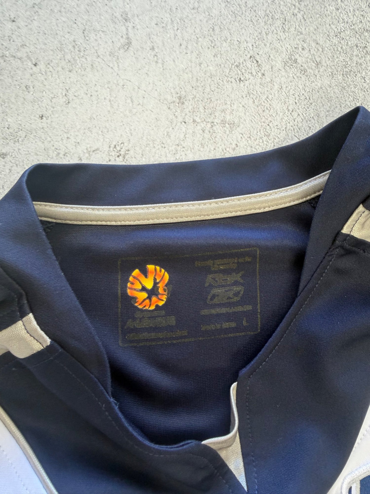 2000's Reebok Melbourne Victory Soccer Jersey - L