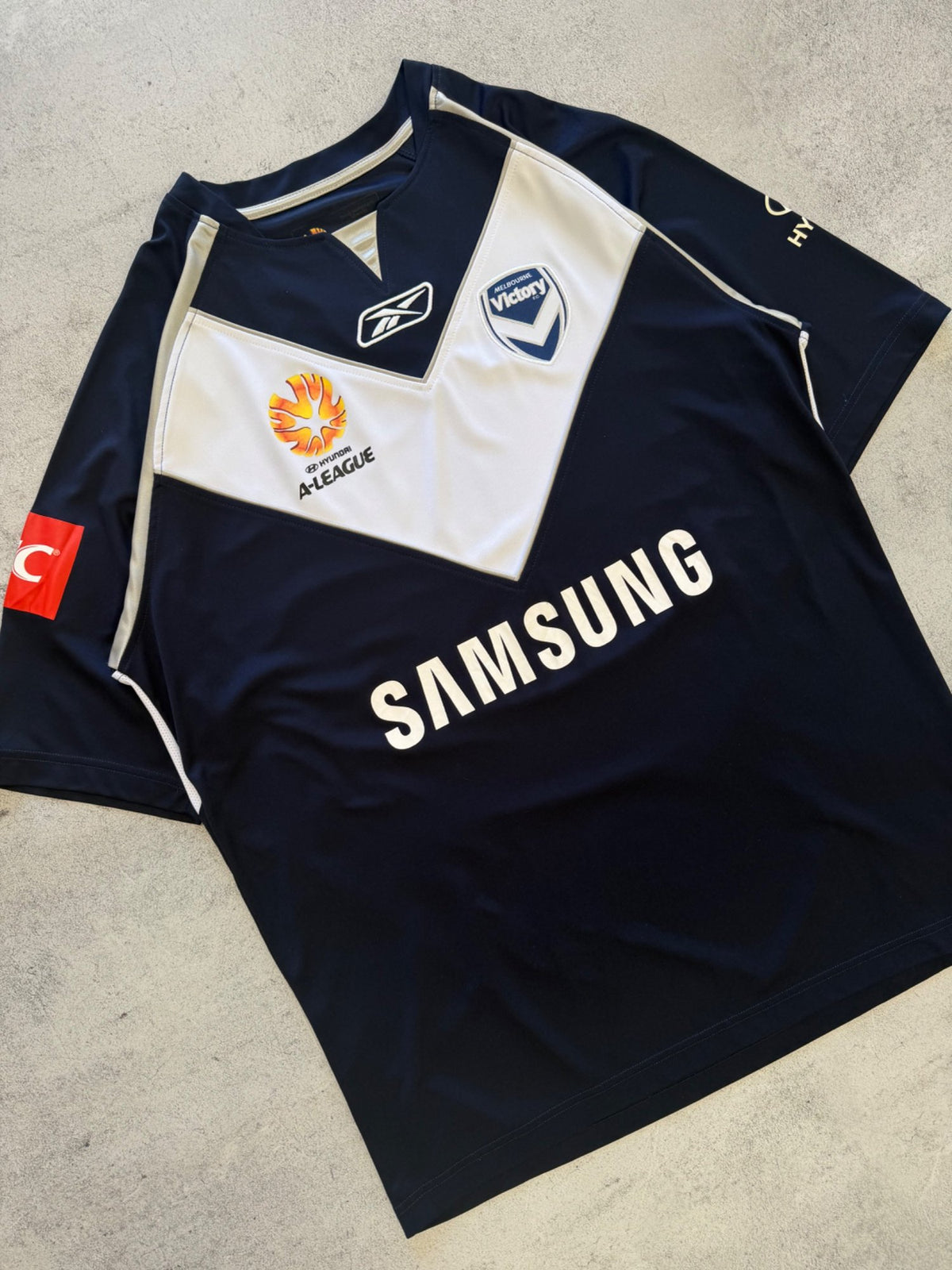 2000's Reebok Melbourne Victory Soccer Jersey - L