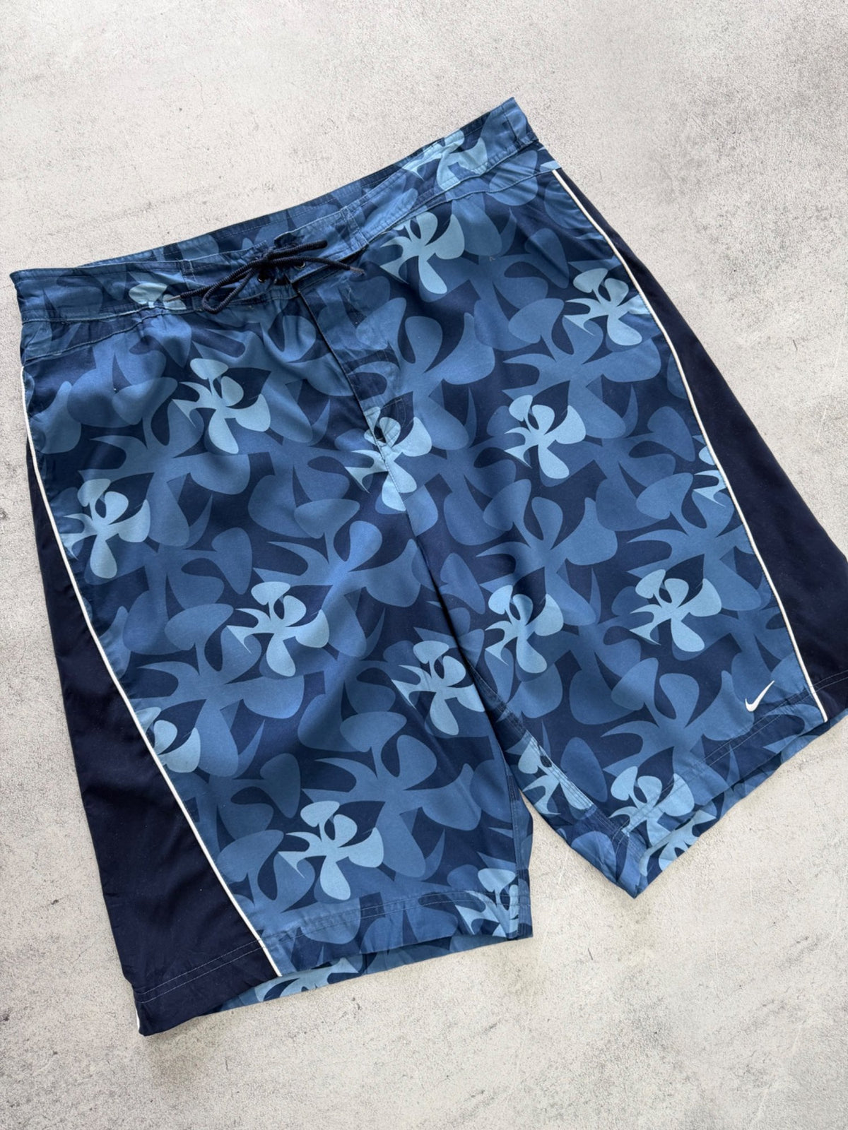 Nike Floral Pattern Boardshorts - W38